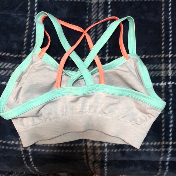 Like new VS Ultimate Strappy sports bra - Picture 2 of 3